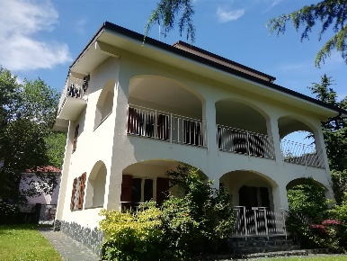 Foto Villa unifamiliare a Varazze Centro di 327 m² con 7 locali in vendita