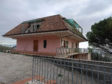 Foto Villa unifamiliare a Montecorvino Pugliano di 330 m² con 10 locali