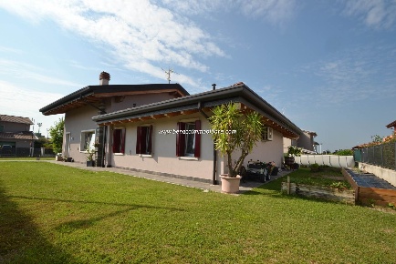 Foto Villa unifamiliare a Castelnuovo del Garda in vendita