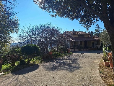 Foto Villa unifamiliare a San Severino Marche di 174 m² con 9 locali