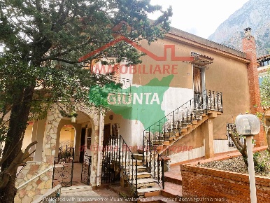 Foto Villa unifamiliare a Cinisi di 150 m² con 6 locali in vendita