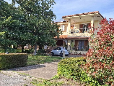 Foto Appartamento a Montecorvino Pugliano di 537 m² con 20 locali
