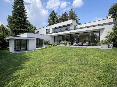 Foto Villa unifamiliare in Via De Gasperi, Casatenovo Centro di 500 m²