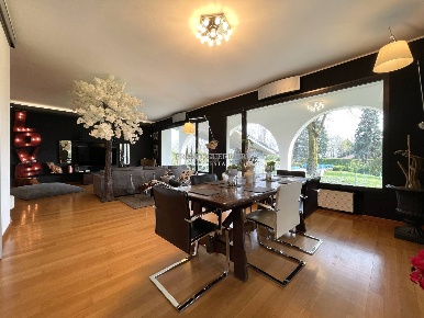 Foto Villa unifamiliare in Via De Gasperi, Casatenovo di 450 m² in vendita