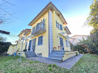 Foto Villa bifamiliare a Seravezza Ripa Pozzi Querceta Ponterosso di 170 m²