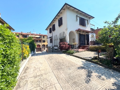 Foto Villa bifamiliare a Granarolo dell'Emilia di 257 m² con 6 locali