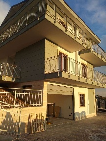Foto Villa unifamiliare a Monte San Giovanni Campano di 250 m² con 8 locali