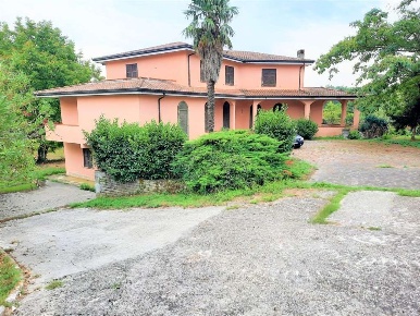 Foto Villa unifamiliare a Monte San Giovanni Campano di 600 m² in vendita