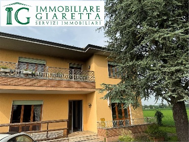 Foto Villa bifamiliare a Dueville di 360 m² con 9 locali in vendita
