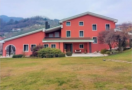 Foto Villa unifamiliare in Via Vittorio Alfieri, Chiampo Centro di 686 m²