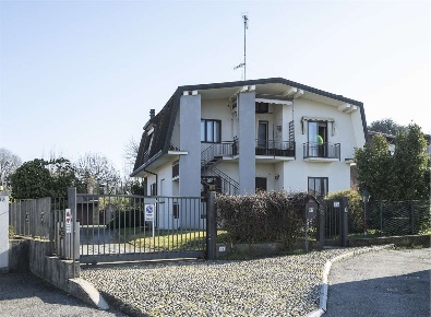 Foto Villa bifamiliare in VIA ROSSELLI 22, Sesto Calende Centro di 330 m²