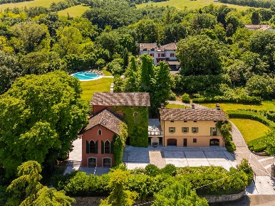 Foto Villa unifamiliare in Edmondo De Amicis 5, Quattro Castella di 600 m²