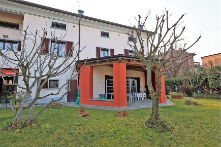 Foto Villa unifamiliare in Roma 110, Sant'Ilario d'Enza Centro di 380 m²