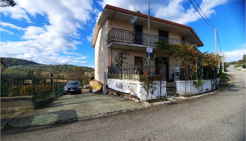 Foto Villa bifamiliare a Monte San Giovanni Campano di 180 m² con 10 locali