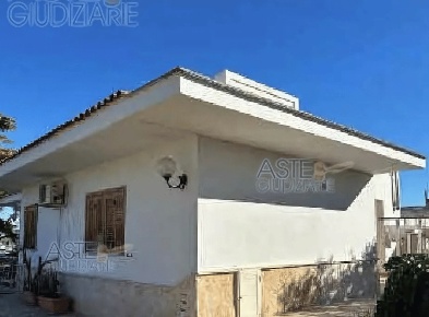 Foto Villa unifamiliare in Via Taranto 151, Pulsano di 135 m² con 6 locali