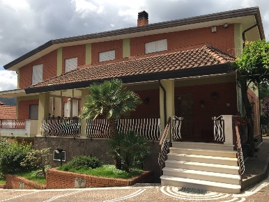 Foto Villa unifamiliare a Monteforte Irpino di 450 m² con 10 locali