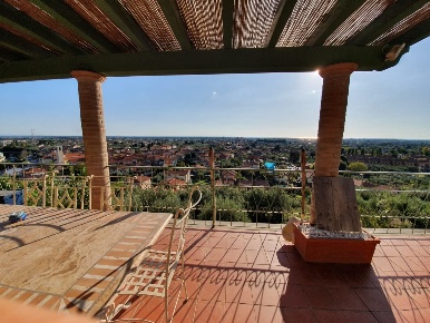 Foto Villa unifamiliare a Seravezza di 120 m² con 5 locali in vendita