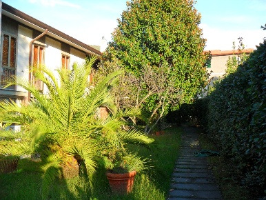 Foto Villa unifamiliare a Seravezza di 350 m² con 9 locali in vendita