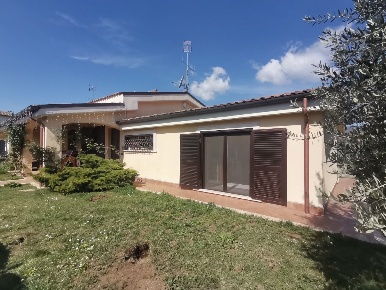 Foto Villa unifamiliare a Lariano di 140 m² con 4 locali in affitto