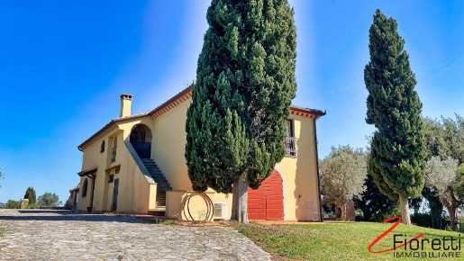 Foto Villa unifamiliare a Campiglia Marittima di 300 m² con 7 locali