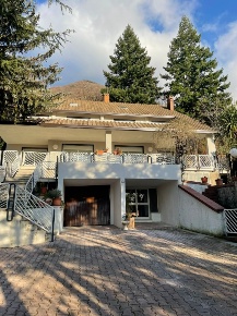 Foto Villa unifamiliare in via  panoramica, Solofra di 500 m² con 10 locali