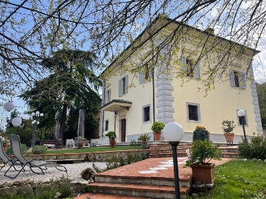 Foto Villa unifamiliare in Via Paganini n.44, Sinalunga di 635 m²