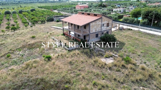 Foto Villa unifamiliare in VIA GARDA, Melilli di 353 m² con 8 locali