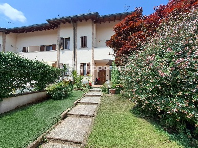 Foto Villa a schiera in Via Cler, Magenta di 220 m² con 4 locali in vendita