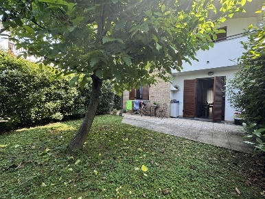 Foto Villa a schiera in via ghiringhelli, Cesate di 192 m² con 4 locali