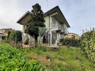 Foto Villa unifamiliare in Traversa III Via Romana, Lucca Arancio di 240 m²