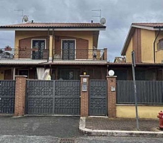 Foto Villa a schiera in Via Luserna 16, Roma Infernetto di 85 m² in vendita