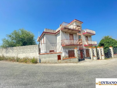 Foto Villa unifamiliare a Carini Centro di 100 m² con 6 locali in vendita