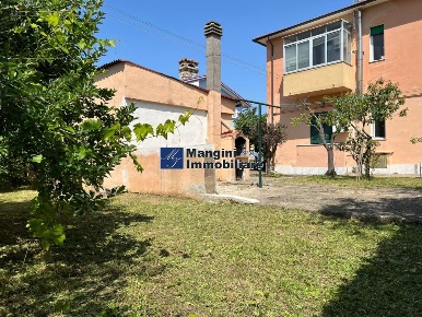 Foto Villa a schiera a Livorno La Leccia di 210 m² con 6 locali in vendita