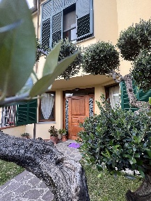 Foto Villa bifamiliare a Carmignano di 140 m² con 10 locali in vendita