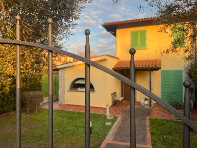 Foto Villa unifamiliare a Montelupo Fiorentino Centro di 170 m² in vendita