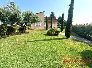 Foto Villa unifamiliare a Lucca San Pietro a Vico - San Cassiano di 220 m²