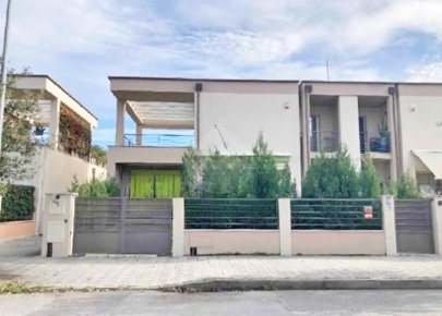 Foto Villa bifamiliare in Via delle Palme, Camaiore di 180 m² con 3 locali