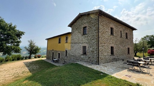 Foto Appartamento in Frazione Biscina, Gubbio di 500 m² con 11 locali