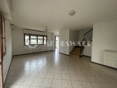 Foto Villa a schiera in Via Falcone 1, Maniago di 181 m² con 5 locali