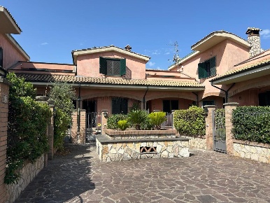 Foto Villa a schiera in Via Casal Bianco 430, Guidonia Montecelio di 160 m²