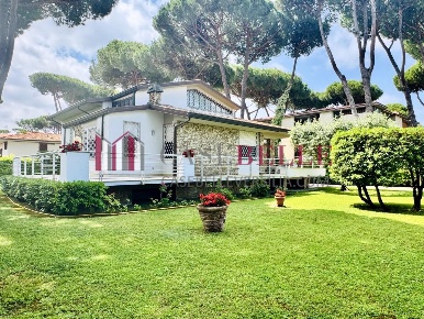 Foto Casa indipendente a Camaiore Lido di Camaiore di 190 m² con 12 locali