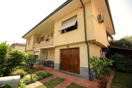 Foto Villa unifamiliare a Lucca Nave di 250 m² con 5 locali in vendita