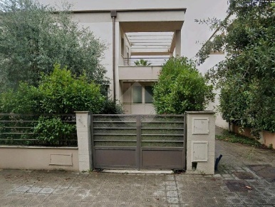 Foto Villa bifamiliare in Via Trieste, Camaiore di 182 m² con 3 locali