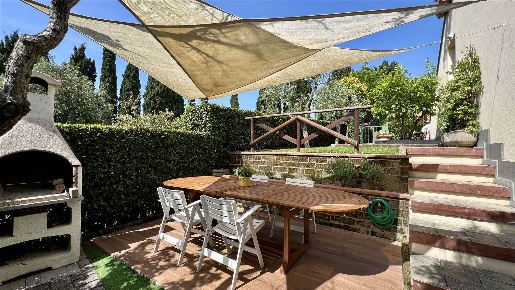 Foto Villa bifamiliare a Collesalvetti di 205 m² con 7 locali in vendita