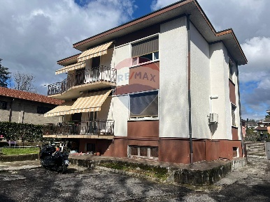 Foto Villa bifamiliare a Varese Bobbiate - Schiranna di 400 m² con 6 locali