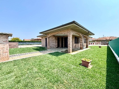Foto Villa singola a Alessandria Spinetta Marengo di 130 m² con 5 locali