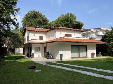 Foto Villa unifamiliare in Via dei Pioppi 21, Pisa Tirrenia di 308 m²