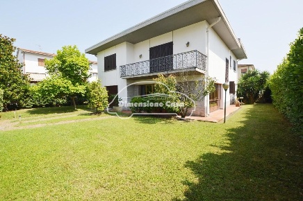 Foto Villa unifamiliare a San Giuliano Terme Arena Metato di 360 m²