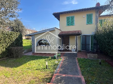 Foto Villa a schiera a Montelupo Fiorentino Centro di 170 m² con 6 locali