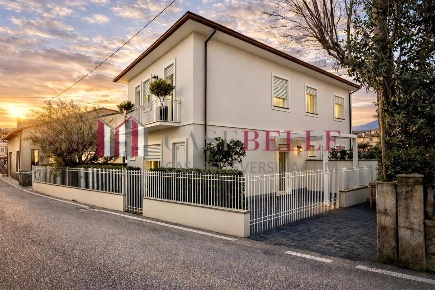 Foto Villa bifamiliare a Camaiore Camaiore Paese di 96 m² con 5 locali